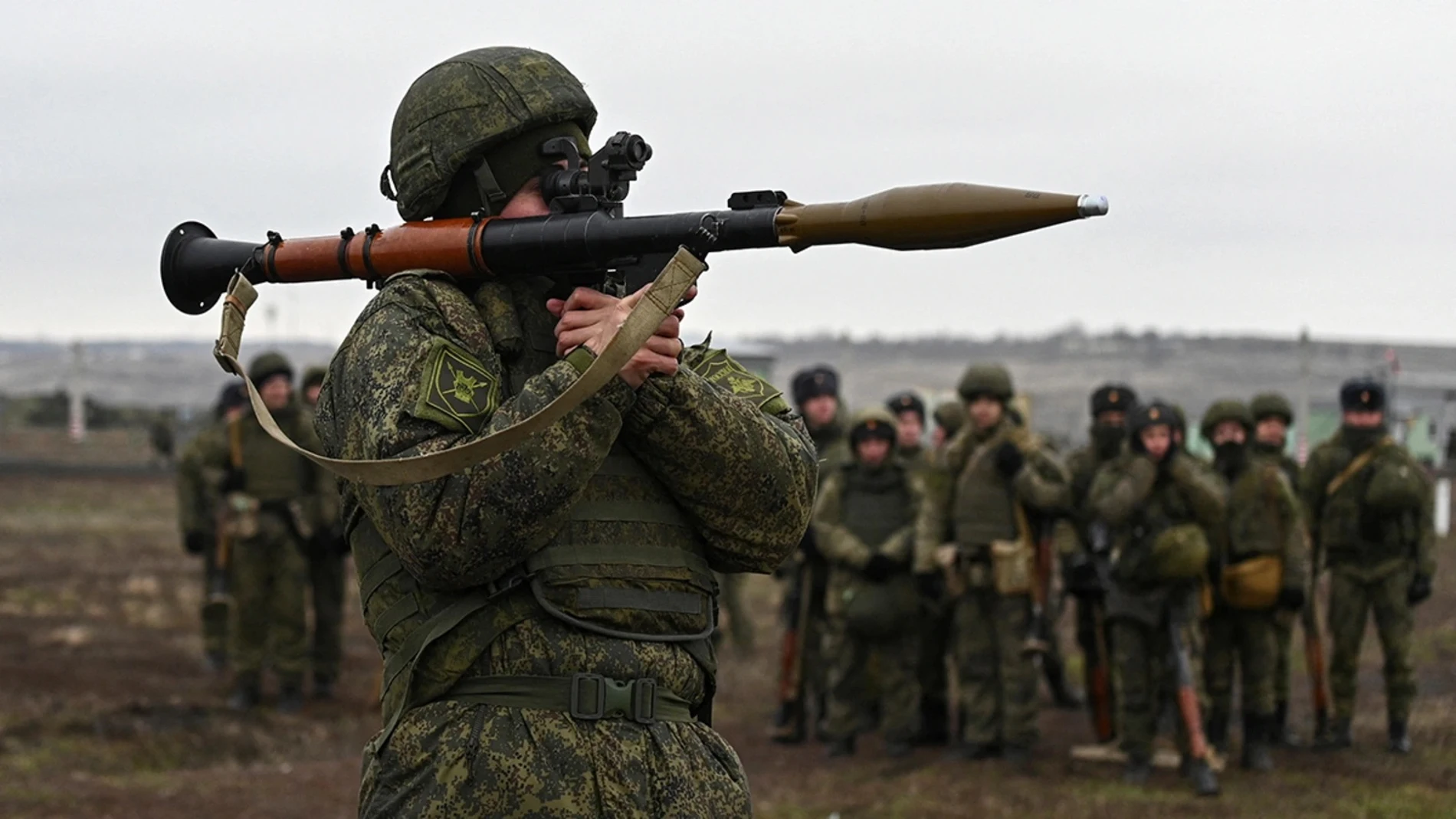 Soldado ruso con uniforme de camuflaje utilizando un cohete RPG durante un entrenamiento