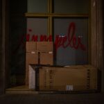  Cajas de cartón donde duermen personas sin hogar, en la calle Casp de Barcelona esquina con calle Pau Claris, 10 de junio de 2021, en Barcelona