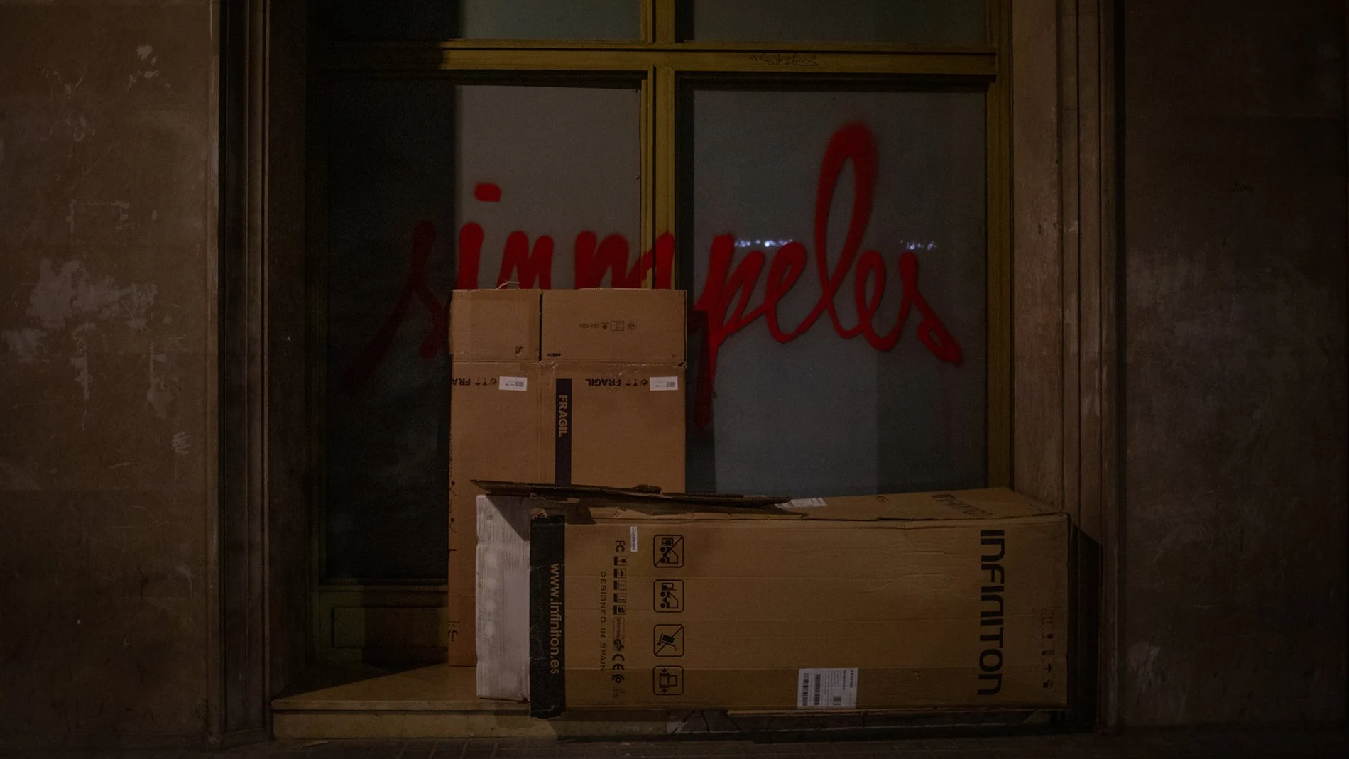 Cajas de cartón donde duermen personas sin hogar, en la calle Casp de Barcelona esquina con calle Pau Claris, 10 de junio de 2021, en Barcelona