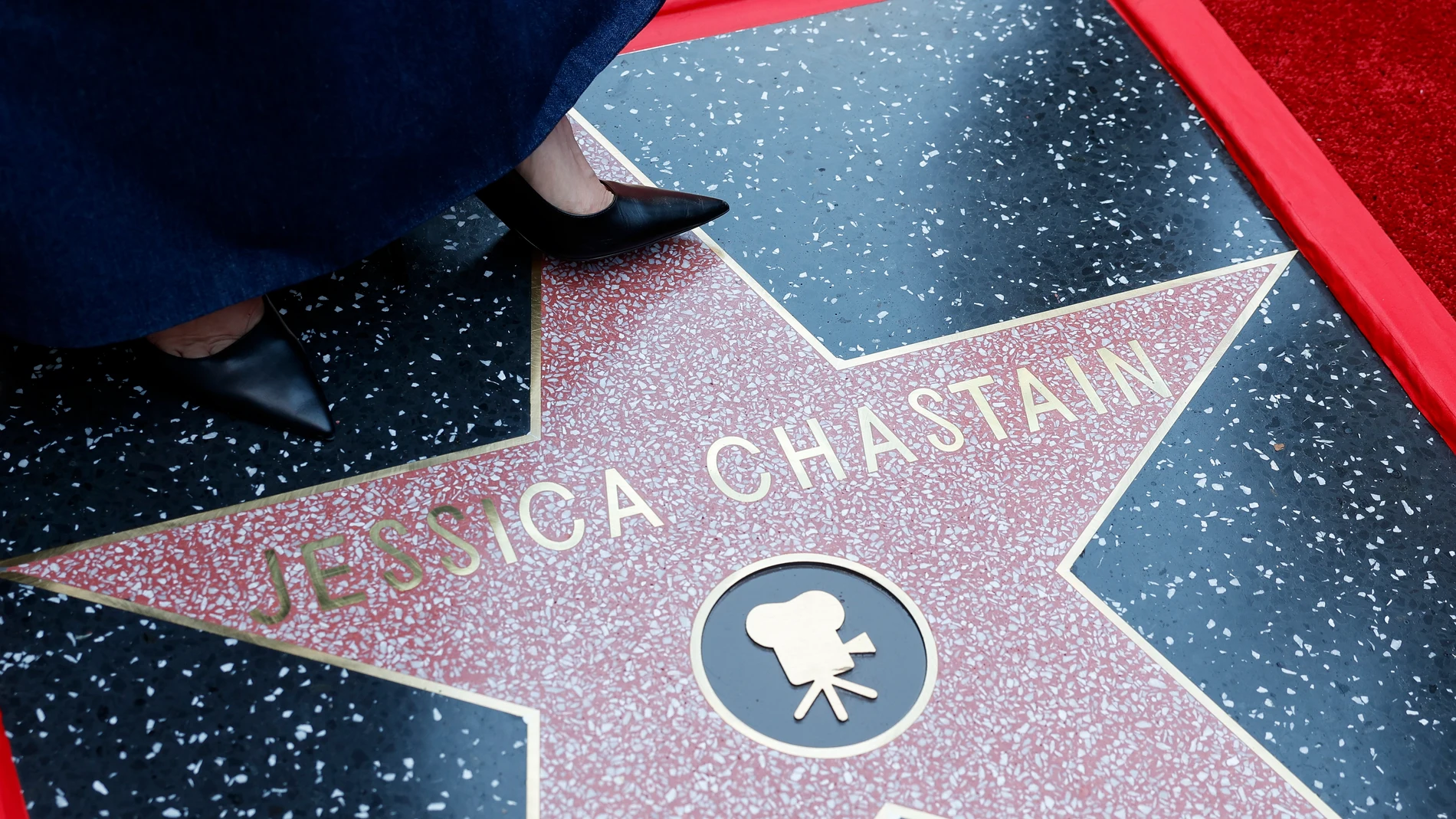 LOS ANGELES (United States), 04/09/2025.- Jessica Chastain stands atop her newly unveiled Hollywood Walk of Fame star during a ceremony in her honor in Los Angeles, California, USA, 04 September 2025. EFE/EPA/CAROLINE BREHMAN