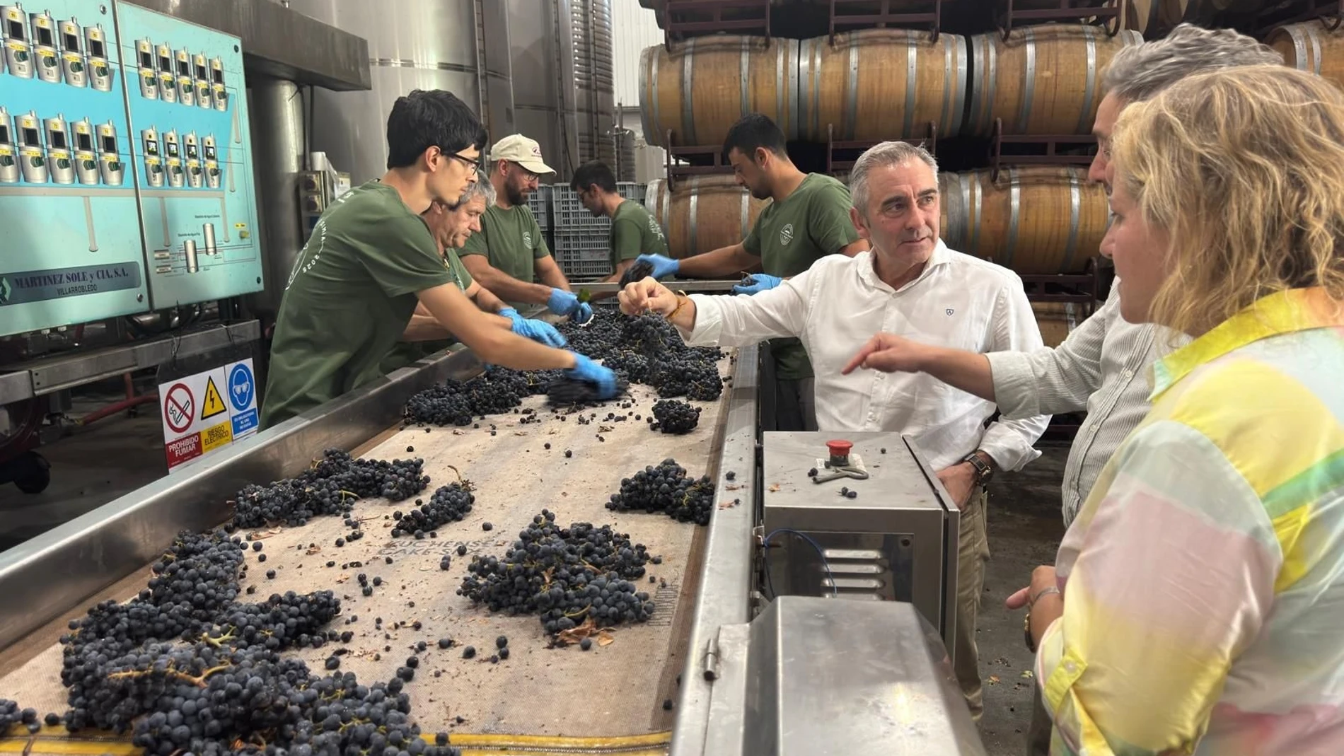 El conseller de Agricultura, Agua, Ganadería y Pesca, Miguel Barrachina, visita a la Cooperativa ‘La Viña’ en La Font de la Figuera (Valencia) REMITIDA / HANDOUT por GVA Fotografía remitida a medios de comunicación exclusivamente para ilustrar la noticia a la que hace referencia la imagen, y citando la procedencia de la imagen en la firma 04/09/2025