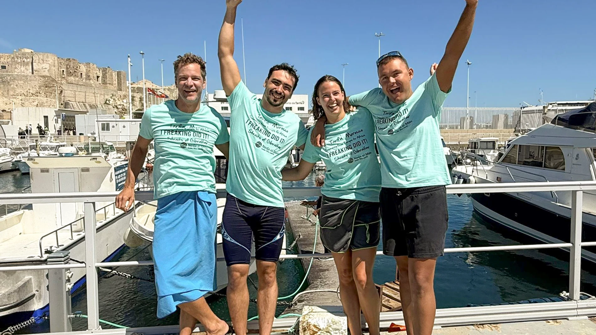 GRAF7673. CEUTA, 04/09/2025.-Un nadador turco (d), se ha convertido este jueves en el primero con autismo que cumple con el reto del cruce a nado del Estrecho de Gibraltar, lo que ha realizado junto con otros tres (dos españoles y un británico). Según ha informado a EFE la Asociación de Cruce a Nado del Estrecho de Gibraltar (ACNEG), que homologa oficialmente los registros, el reto ha sido completado por el joven Tuna Tunca, de 22 años. El nadador se ha lanzado al agua junto a los españoles V...