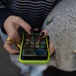 El uso intensivo del móvil tiene una relación negativa con el rendimiento académico, según un estudio de Funcas