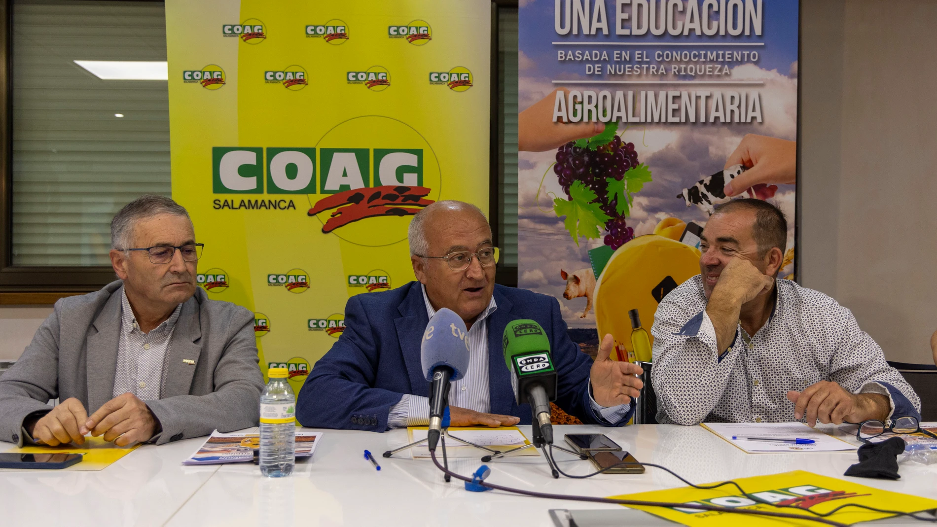 El secretario general nacional de COAG, Miguel Padilla, y el coordinador de COAG en Castilla y León, Lorenzo Rivera, comparecen en el marco de la feria Salamaq para informar sobre la situación del sector