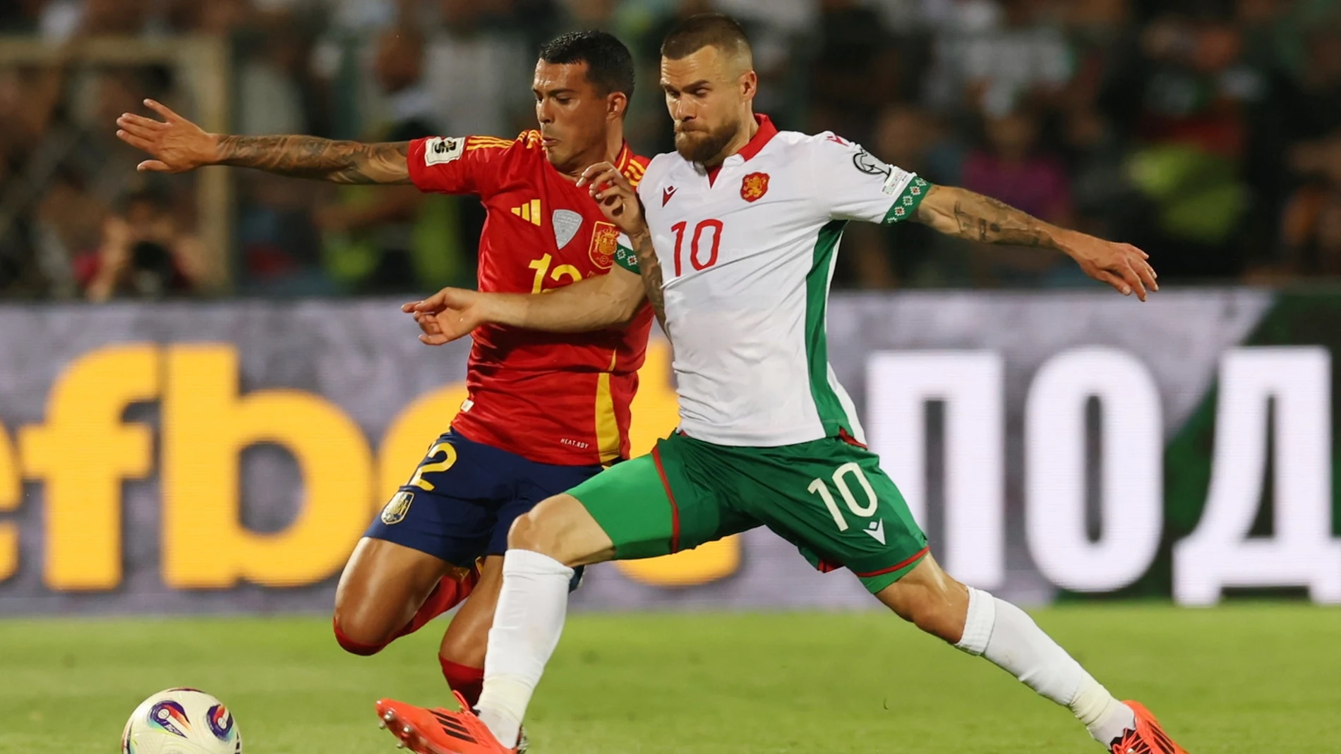 SOFIA (Bulgaria), 04/09/2025.- Bulgaria's Radoslav Kirilov (R) in action against Spain's Pedro Porro (L) during the 2026 FIFA World Cup European Qualifiers Group E match between Bulgaria and Spain in Sofia, Bulgaria, 04 September 2025. (Mundial de Fútbol, España) EFE/EPA/VASSIL DONEV