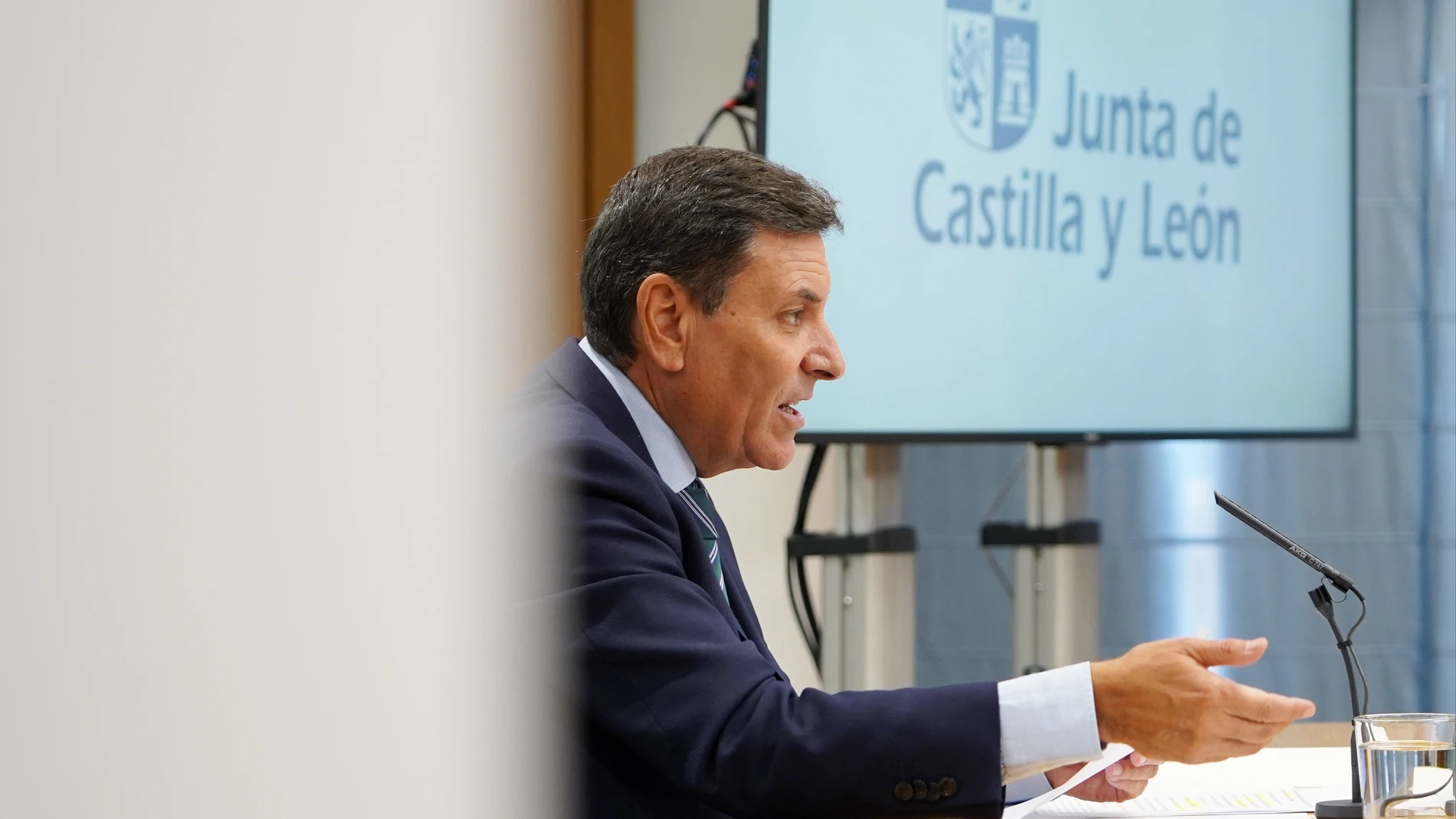 El consejero Carlos Fernández Carriedo durante la rueda de prensa
