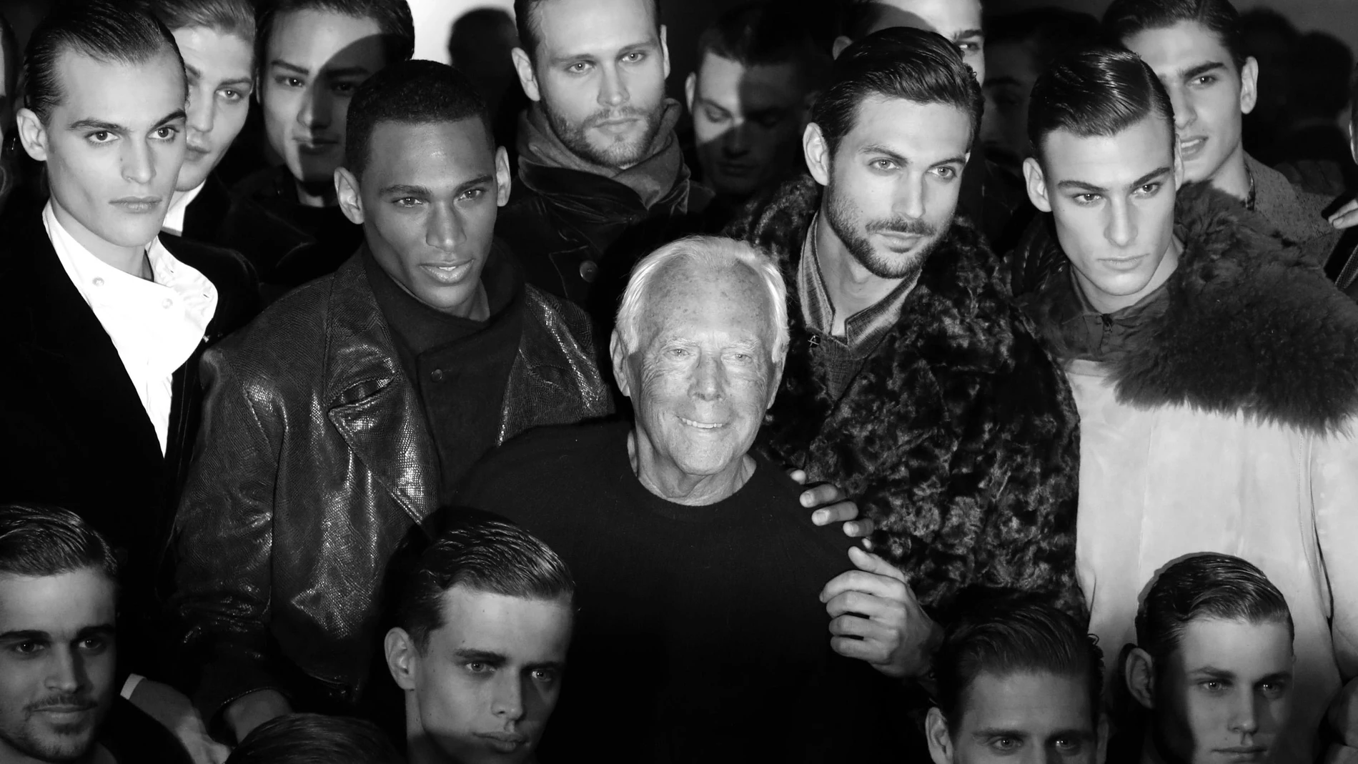 MILAN (Italy), 04/09/2025.- (FILE) - Italian designer Giorgio Armani (C) posing with models at the end of his show for his label Giorgio Armani during the Milan Fashion Week, in Milan, Italy, 15 January 2018 (reissued 04 September 2025). Armani has died at the age 91, his company confirmed on 04 September 2025. (Moda, Italia) EFE/EPA/MATTEO BAZZI