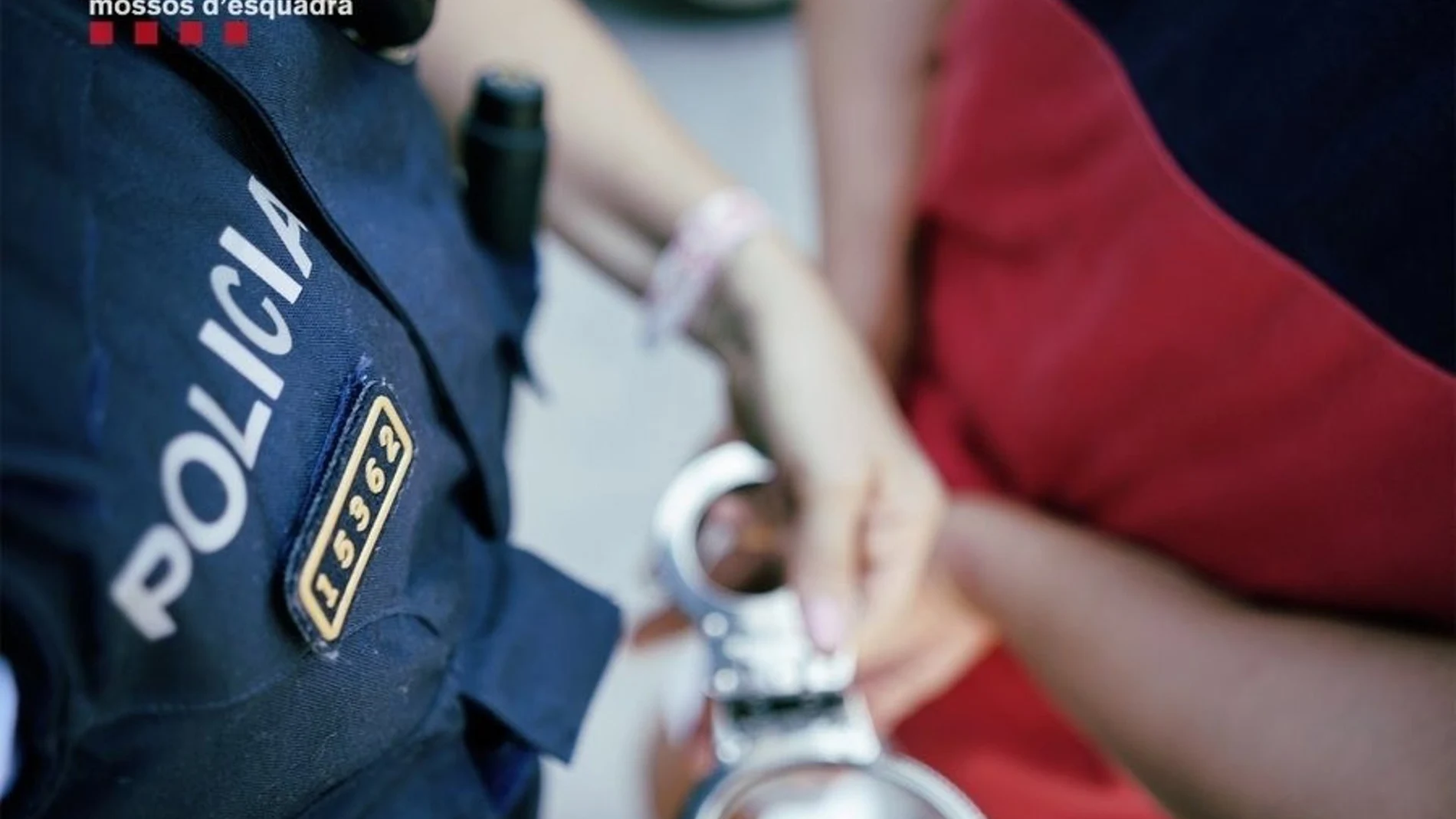 Sucesos.- Tres detenidos y 600 móviles incautados en un dispositivo de los Mossos en Mataró (Barcelona)