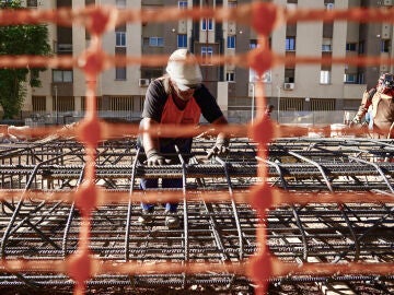 Operarios de la construcción trabajan en las obras del tramo I de la prolongación del Metro de Málaga