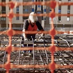 Operarios de la construcción trabajan en las obras del tramo I de la prolongación del Metro de Málaga