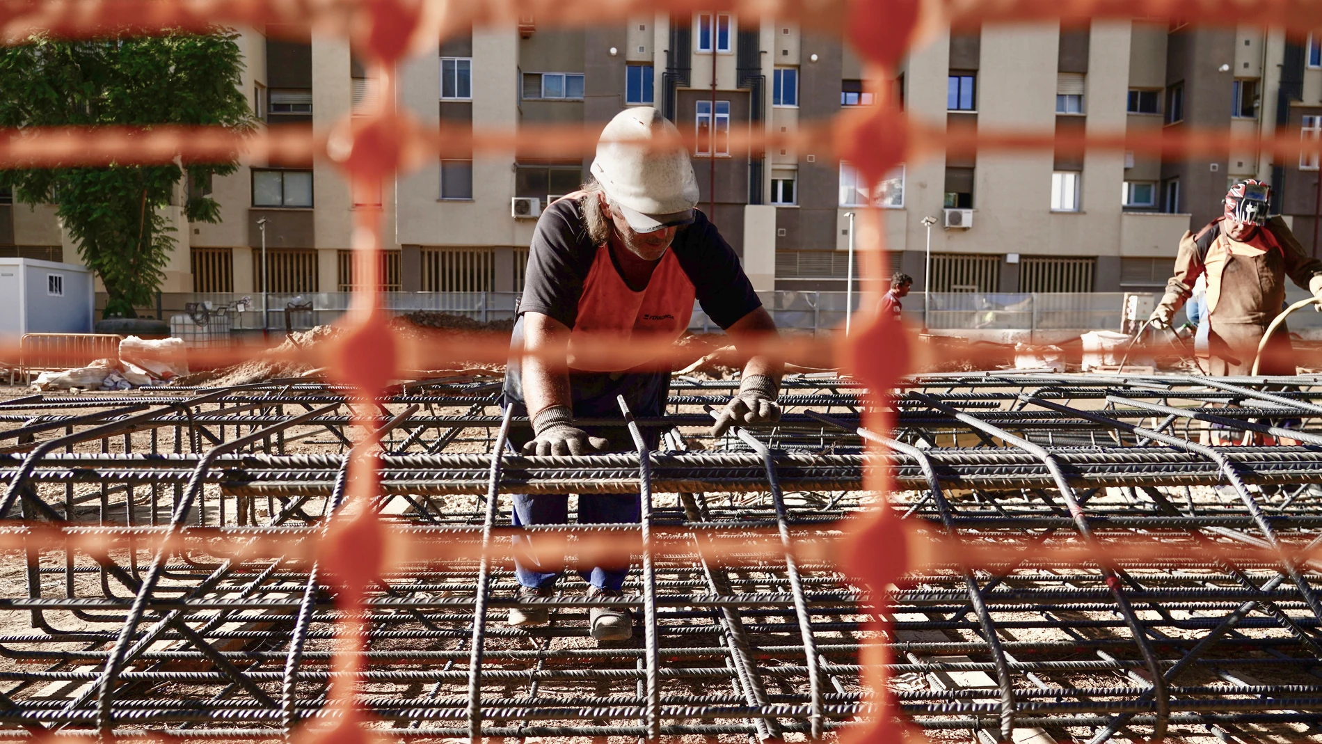 Operarios de la construcción trabajan en las obras del tramo I de la prolongación del Metro de Málaga. A 04 de septiembre de 2025, en Málaga (Andalucía, España). La consejeras de Economía, Hacienda y Fondos Europeos, Carolina España, y de Fomento, Articulación del Territorio y Vivienda, Rocío Díaz, han visitado las obras del tramo I de la prolongación del Metro de Málaga hasta el nuevo hospital.04 SEPTIEMBRE 2025Álex Zea / Europa Press04/09/2025