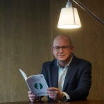 Dr. Pedro Martín-Barrajón: «Hablar sobre el suicidio no aumenta su riesgo; abre la puerta a la prevención»