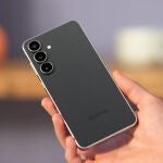 La parte trasera del Samsung Galaxy S25 FE en su acabado negro intenso