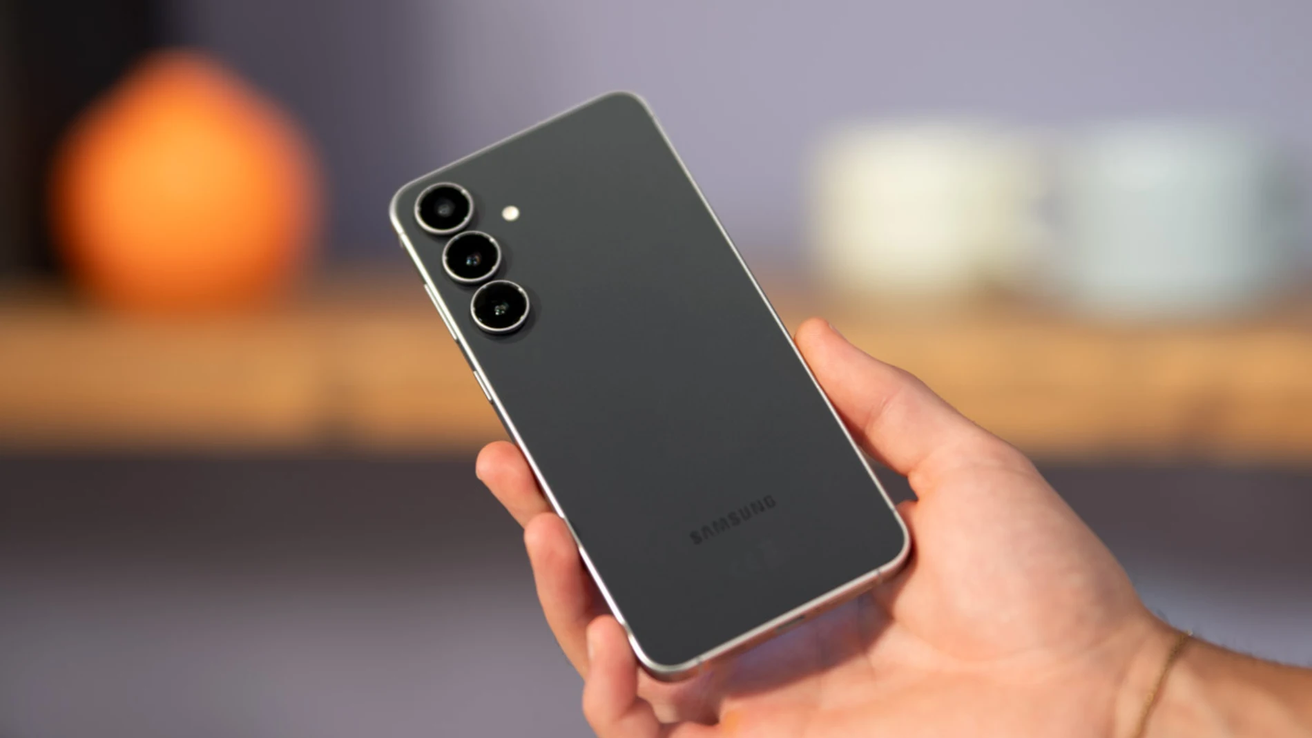 La parte trasera del Samsung Galaxy S25 FE en su acabado negro intenso