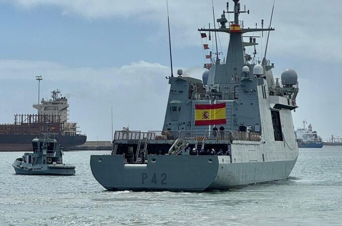 El BAM 'Rayo' zarpa del Arsenal Militar de las Palmas de Gran Canaria