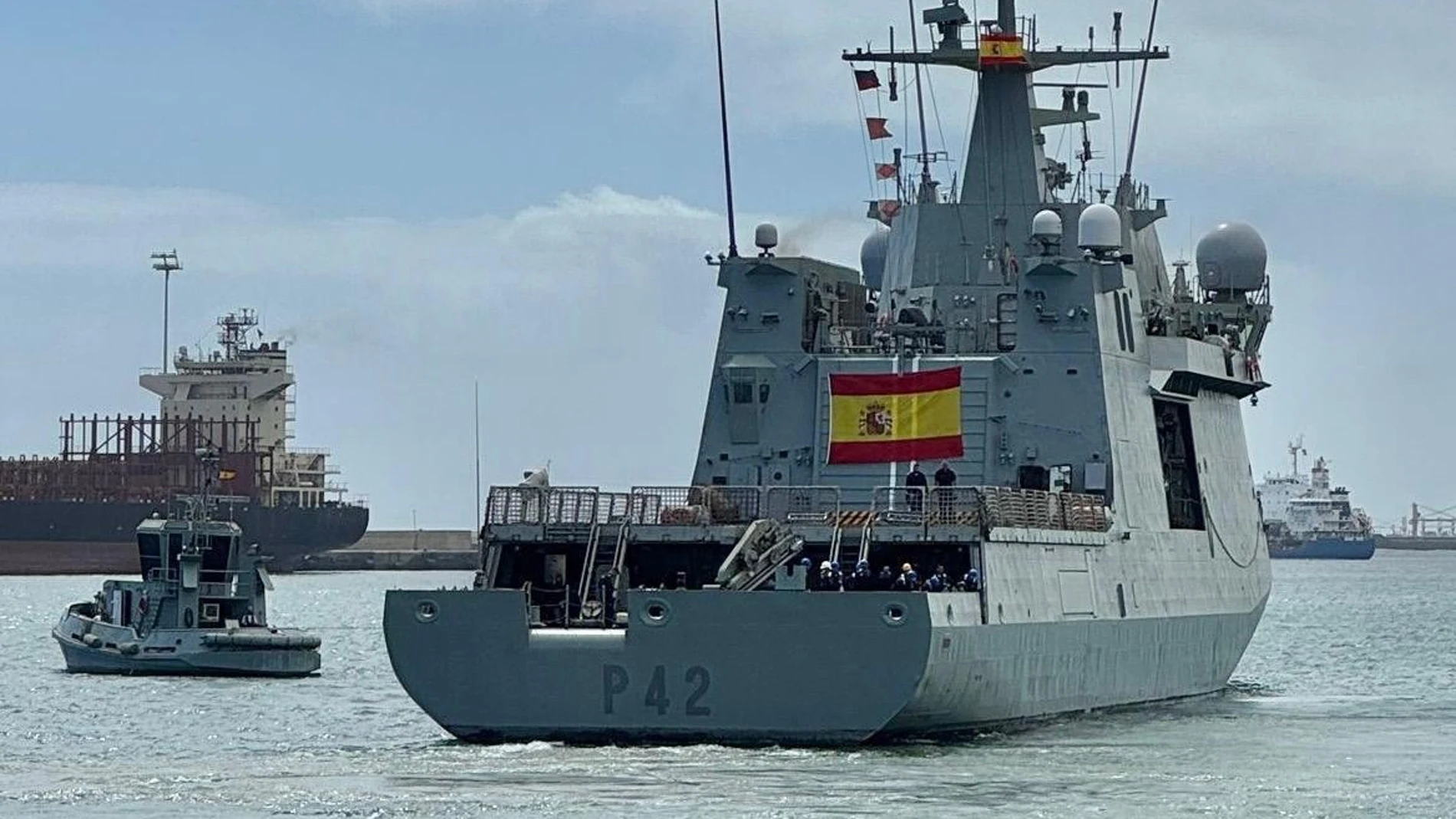 El BAM 'Rayo' zarpa del Arsenal Militar de las Palmas de Gran Canaria