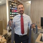 El arte de anudar elegancia: los secretos de la corbata según un maestro de Madrid
