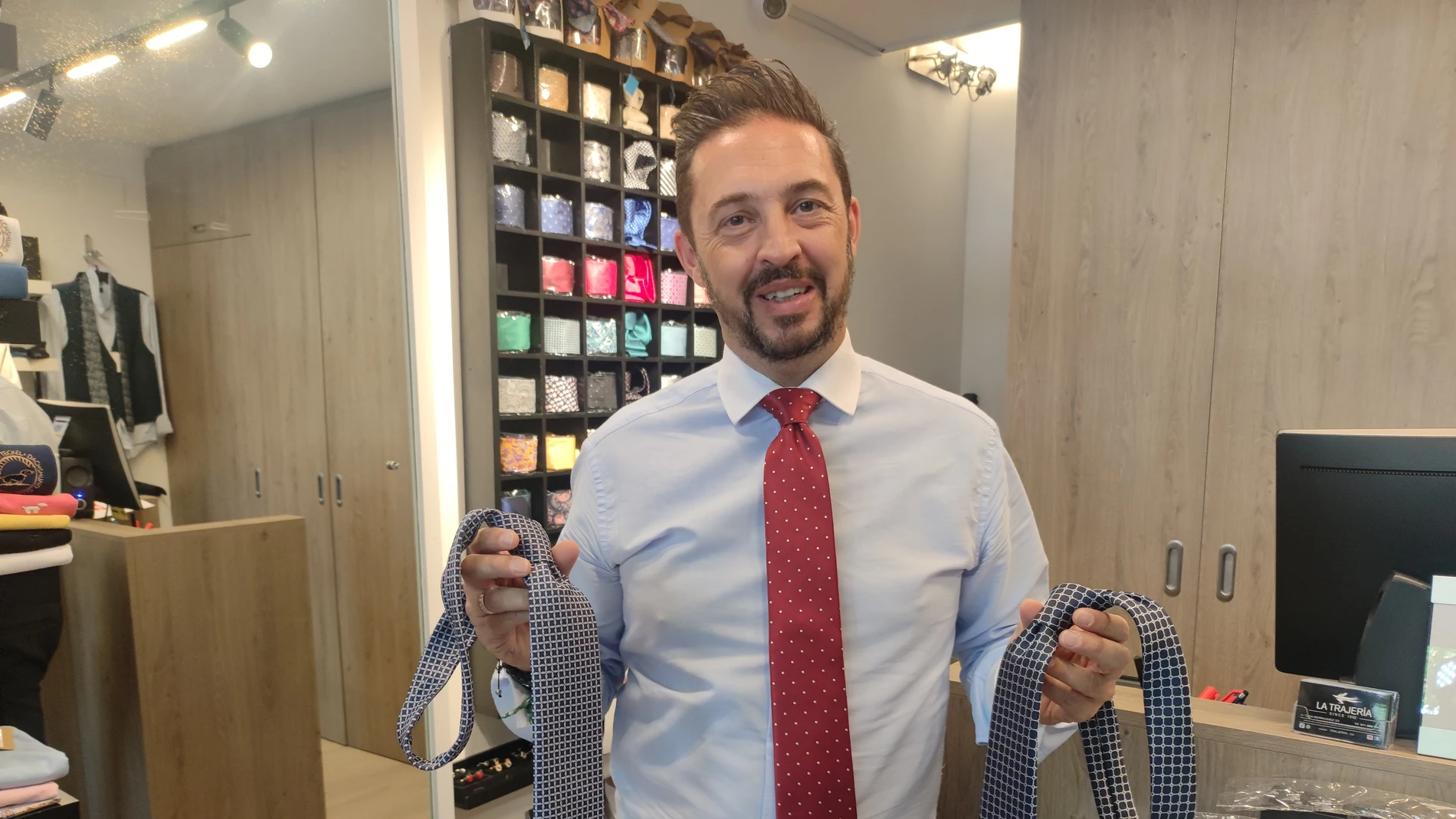 El arte de anudar elegancia: los secretos de la corbata según un maestro de Madrid