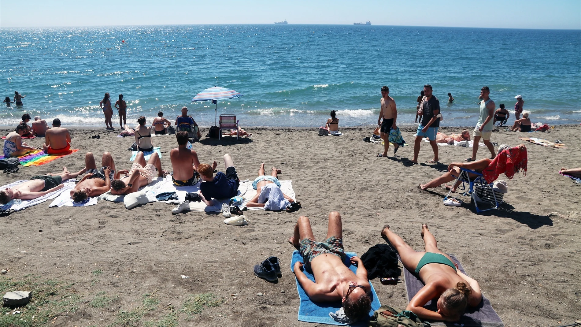 Bañistas y turistas disfrutan de un día en la playa de La Malagueta