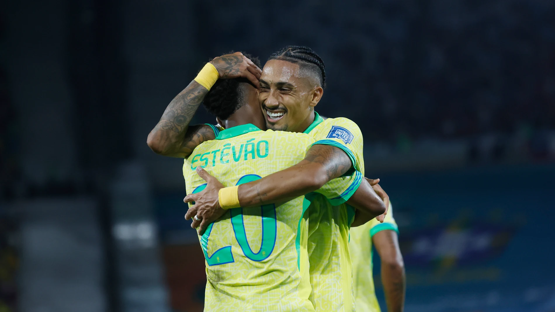AMDEP2734. RÍO DE JANEIRO (BRASIL), 04/09/2025.- Jugadores de Brasil celebran un gol este jueves, en un partido por las eliminatorias a la Copa Mundial 2026 entre Brasil y Chile en el estadio Maracaná en Río de Janeiro (Brasil). EFE/ Antonio Lacerda