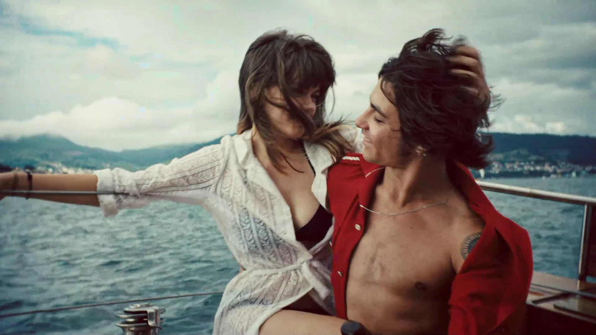 Llúcia Garcia y Mitch en una escena de la onírica "Romería"