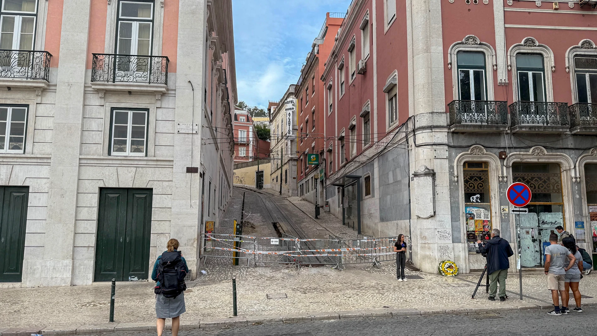 LISBOA (PORTUGAL), 05/09/2025.-El funicular de Gloria fue retirado completamente en las últimas horas tras descarrilar el miércoles causando al menos 16 muertos y 23 heridos, según pudo constatar EFE. En el lugar solo quedan las vías del llamado Ascensor de Gloria (Elevador da Glória), ya que han sido retirados tanto el vagón que descarriló en una curva y que se encontraba en la parte de arriba del funicular, como la cabina que estaba en la parte de abajo. EFE/ Susana Samhan