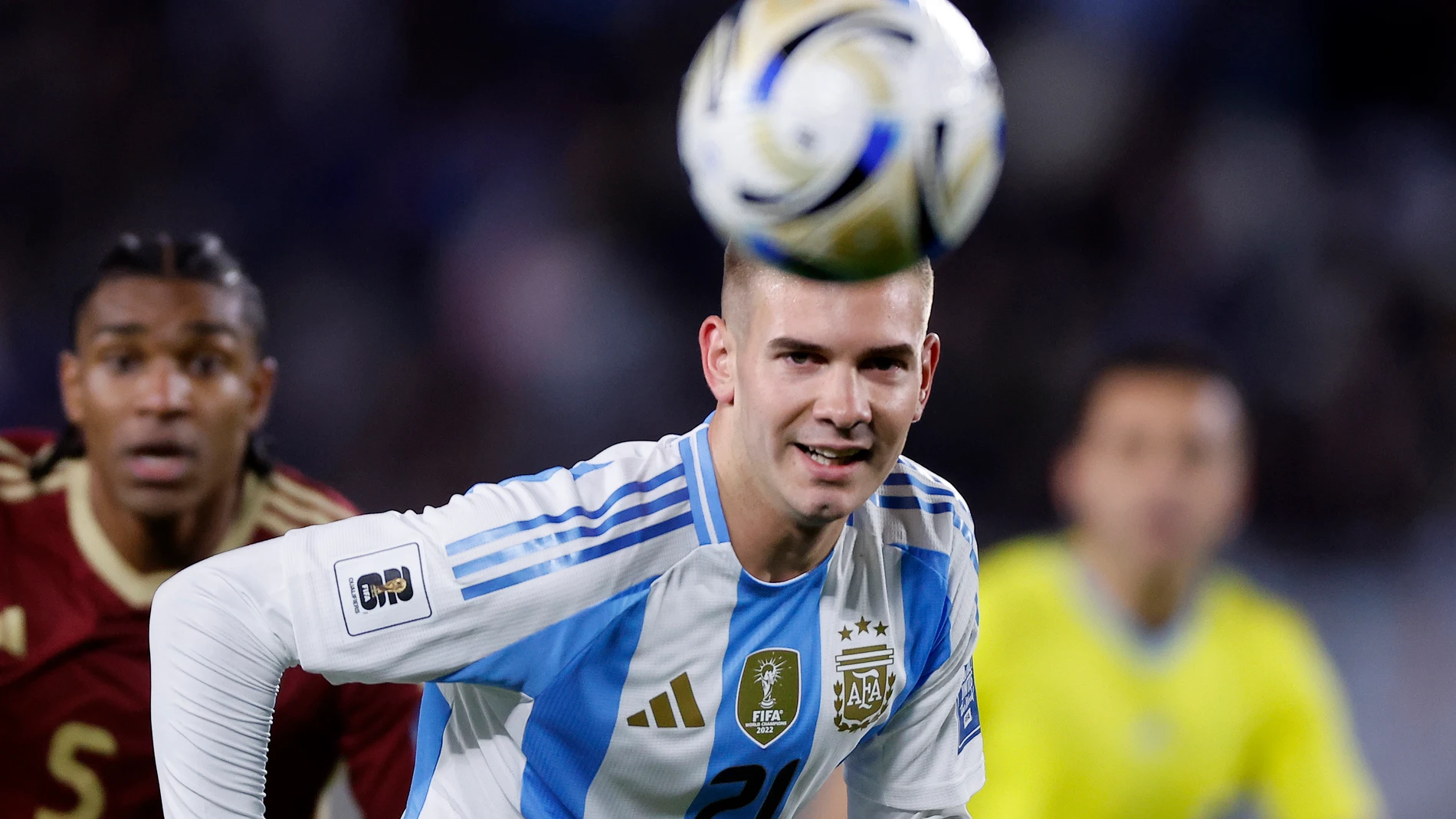 AMDEP2897. BUENOS AIRES (ARGENTINA), 04/09/2025.- Franco Mastantuono de Argentina controla el balón este jueves, en un partido por las eliminatorias a la Copa Mundial 2026 entre Argentina y Venezuela en el estadio Monumental en Buenos Aires (Argentina). EFE/ Juan Ignacio Roncoroni