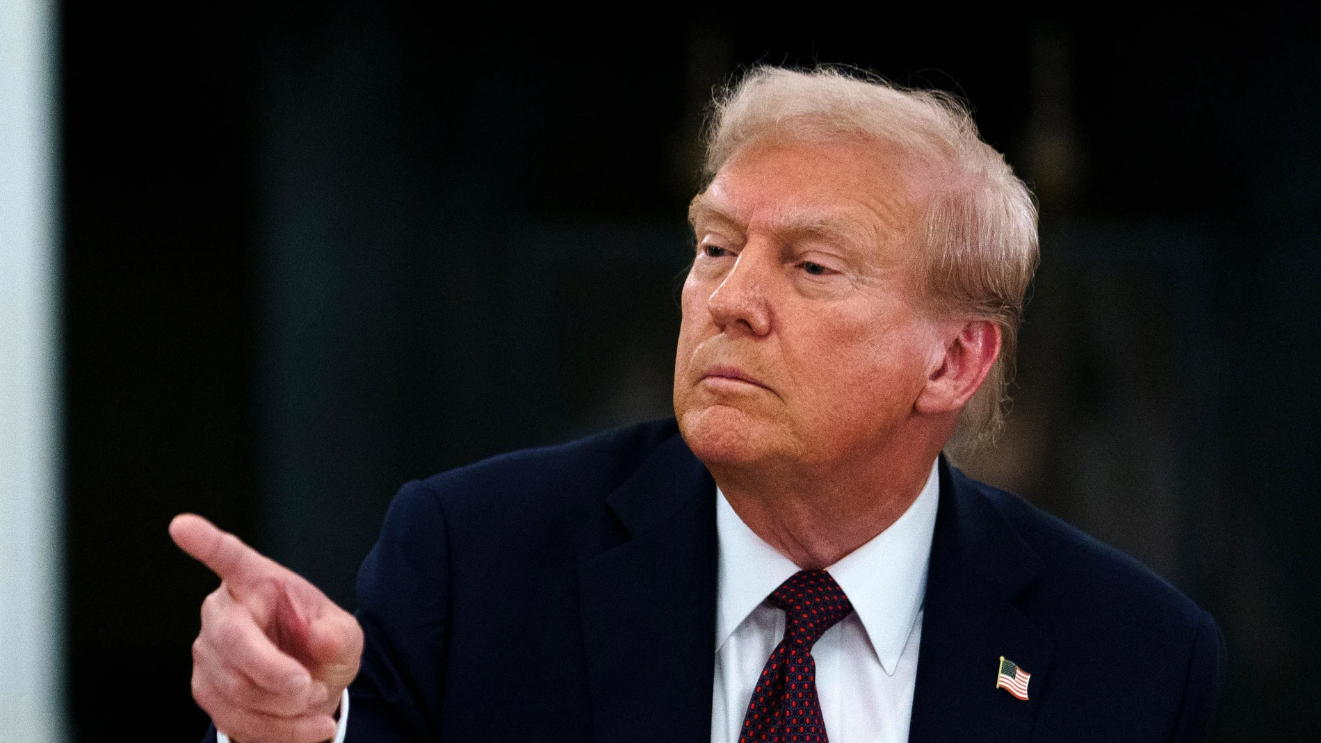 WASHINGTON (United States), 04/09/2025.- US President Donald Trump gestures as he hosts a dinner for US tech leaders at the White House, in Washington, DC, USA, 04 September 2025. EFE/EPA/WILL OLIVER / POOL