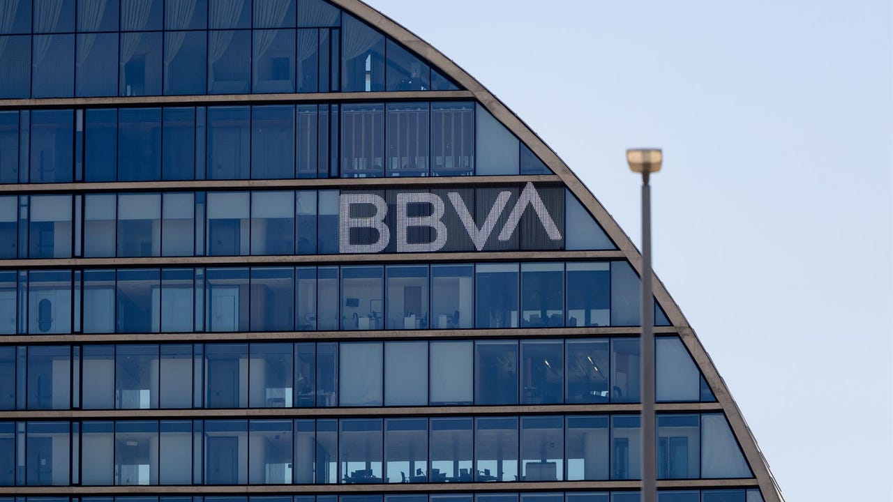 La CNMV autoriza la OPA del BBVA al Sabadell sin mejora de la oferta