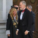 El Rey Felipe VI a su llegada al Tribunal Supremo donde le ha recibido su presidenta, Isabel Perelló