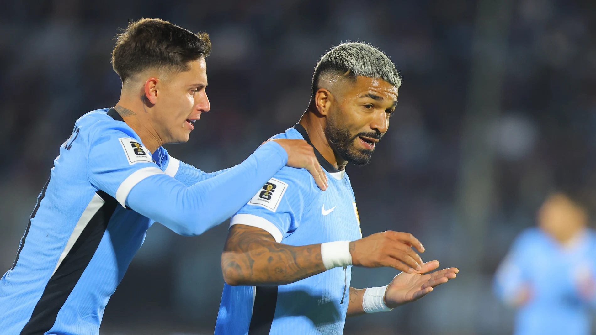 AMDEP2697. MONTEVIDEO (URUGUAY), 04/09/2025.- Rodrigo Aguirre (d) y Brian Rodríguez de Uruguay celebran un gol este jueves, en un partido por las eliminatorias a la Copa Mundial 2026 entre Uruguay y Perú en el estadio Centenario en Montevideo (Uruguay) EFE/ Gastón Britos