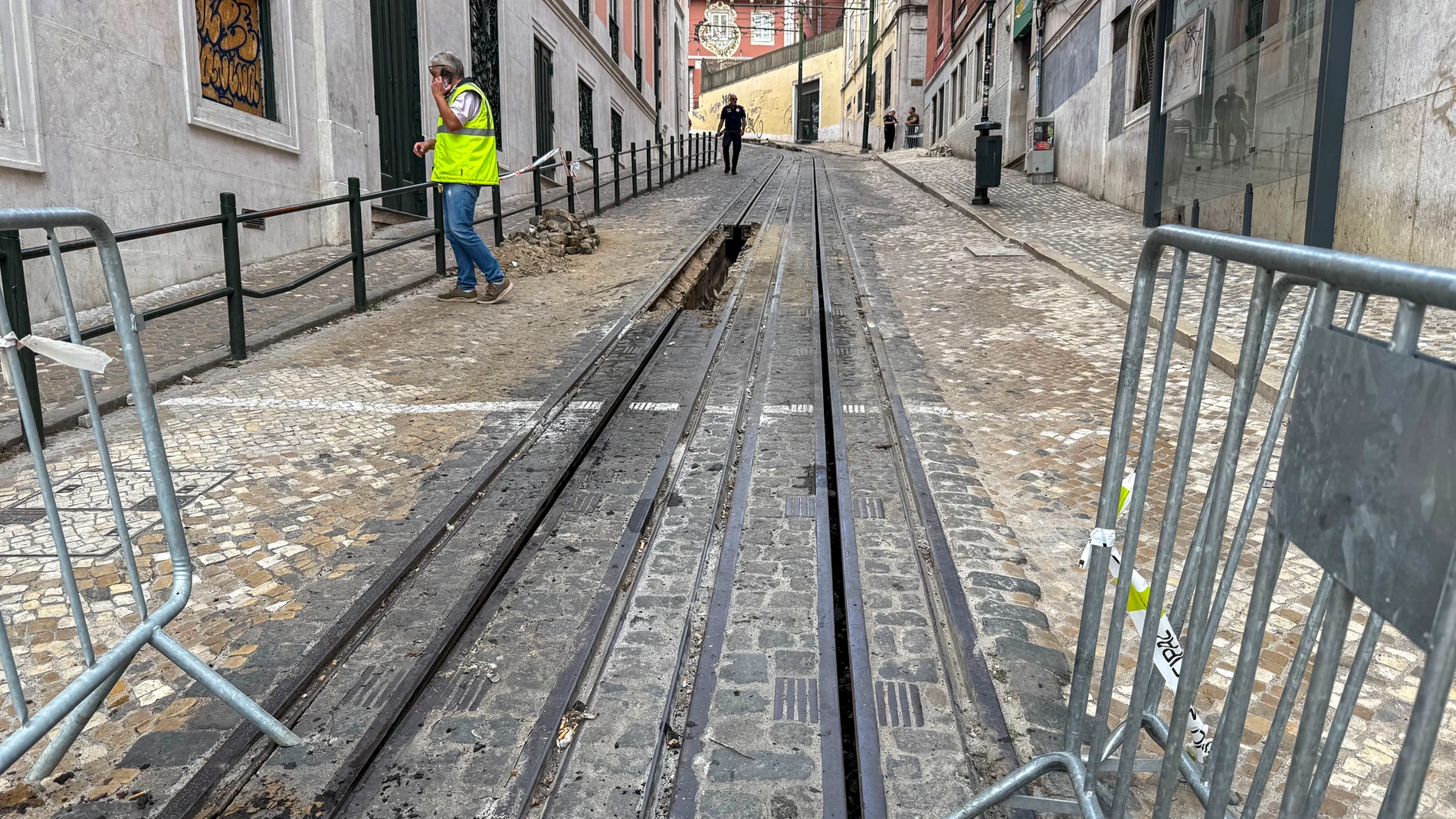 LISBOA (PORTUGAL), 05/09/2025.-El funicular de Gloria fue retirado completamente en las últimas horas tras descarrilar el miércoles causando al menos 16 muertos y 23 heridos, según pudo constatar EFE. En el lugar solo quedan las vías del llamado Ascensor de Gloria (Elevador da Glória), ya que han sido retirados tanto el vagón que descarriló en una curva y que se encontraba en la parte de arriba del funicular, como la cabina que estaba en la parte de abajo. EFE/ Susana Samhan