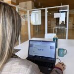 La directora de los cursos, Valentina Yordanova, consultando la página del curso de español