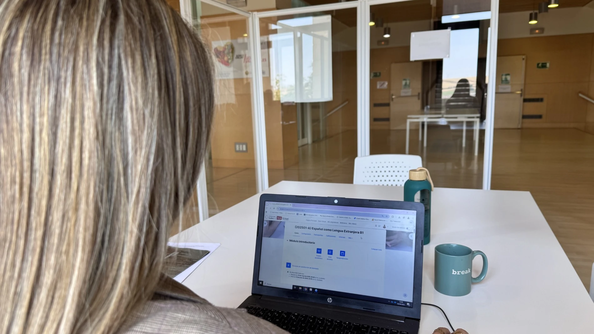 La directora de los cursos, Valentina Yordanova, consultando la página del curso de español