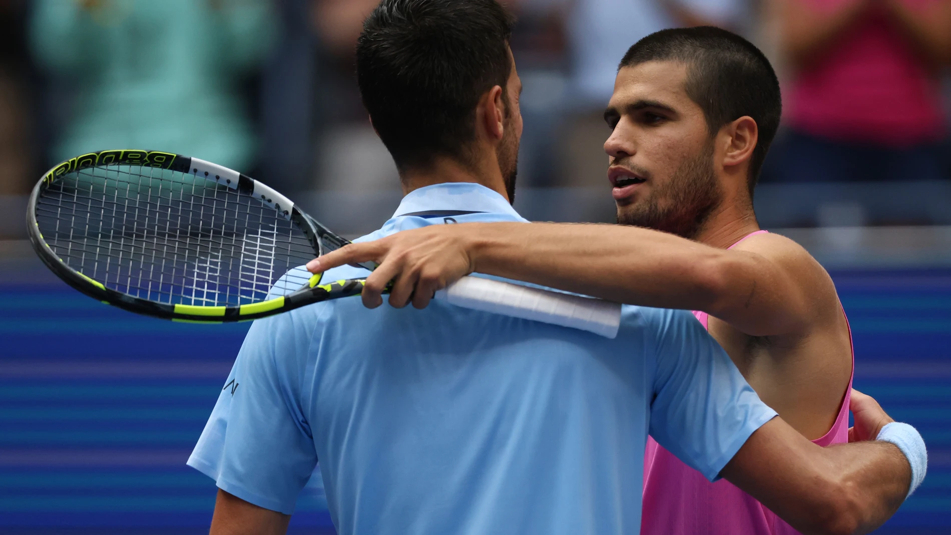 05 September 2025, US, New York City: Spanish tennis player Carlos Alcaraz and Serbian tennis player Novak Djokovic hug after the semifinal of US Open 2025 at the USTA Billie Jean King National Tennis Center. Photo: Marcin Cholewinski/ZUMA Press Wire/dpa Marcin Cholewinski/ZUMA Press Wi / DPA 05/09/2025 ONLY FOR USE IN SPAIN