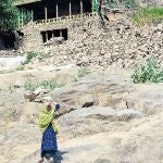Una joven afgana, delante de casas destrozadas en Kunar durante el terremoto sufrido por Afganistán el pasado 31 de agosto
