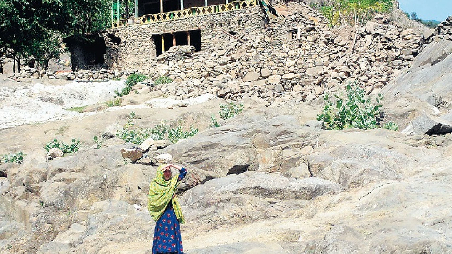 Una joven afgana, delante de casas destrozadas en Kunar durante el terremoto sufrido por Afganistán el pasado 31 de agosto