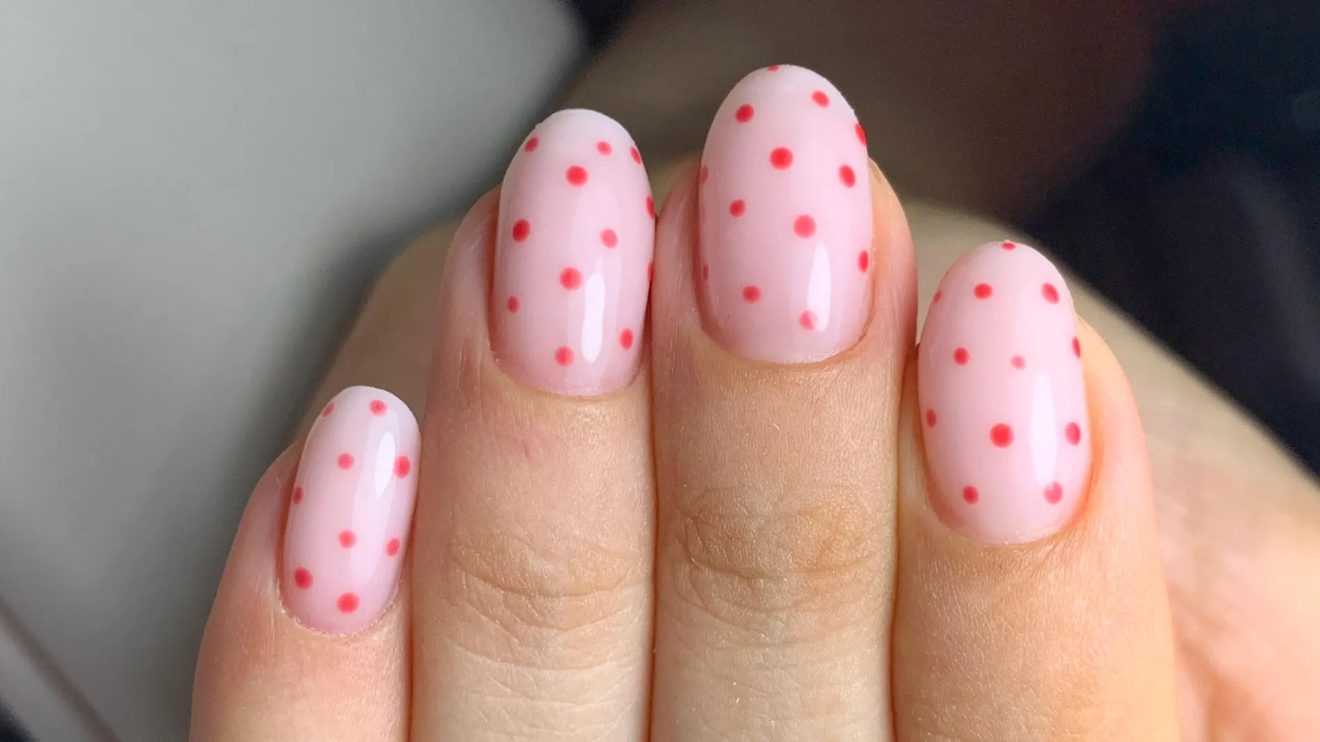 El diseño de uñas que dominará este otoño: lunares en todas sus versiones