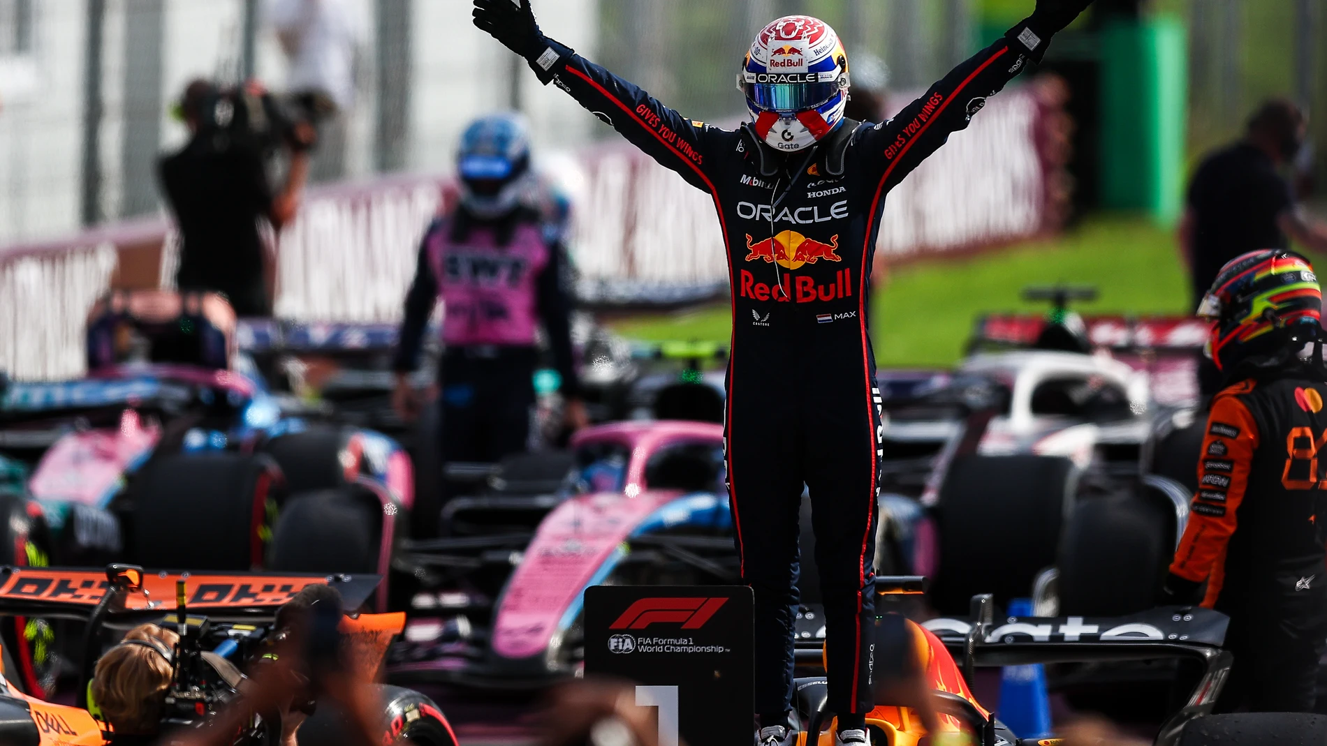 VERSTAPPEN Max (ned), Red Bull Racing RB21, portrait celebration during the 2025 Formula 1 Pirelli Grand Premio d’Italia, 2025 Italian Grand Prix, 16th round of the 2025 FIA Formula One World Championship from September 5 to 7, 2025 on the Autodromo Nazionale Monza, in Monza, Italy - Photo Eric Alonso / DPPI AFP7 07/09/2025 ONLY FOR USE IN SPAIN