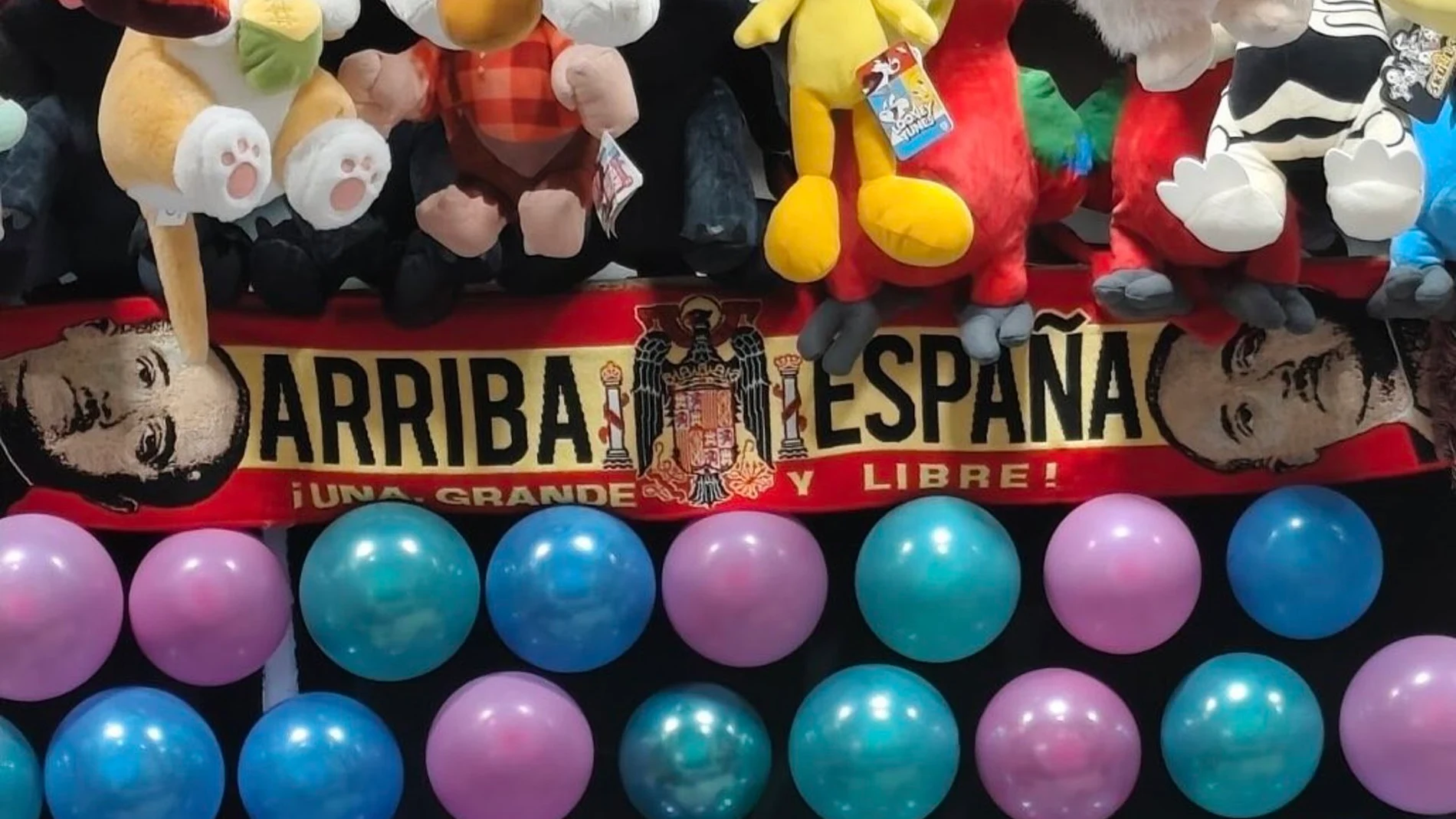 El delegado del Gobierno ordena la retirada de varios símbolos franquistas en puestos de la Feria de Murcia