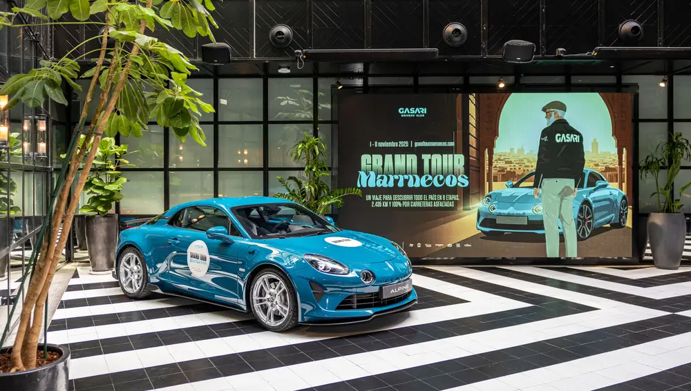 Alpine A110 junto el cartel del viaje
