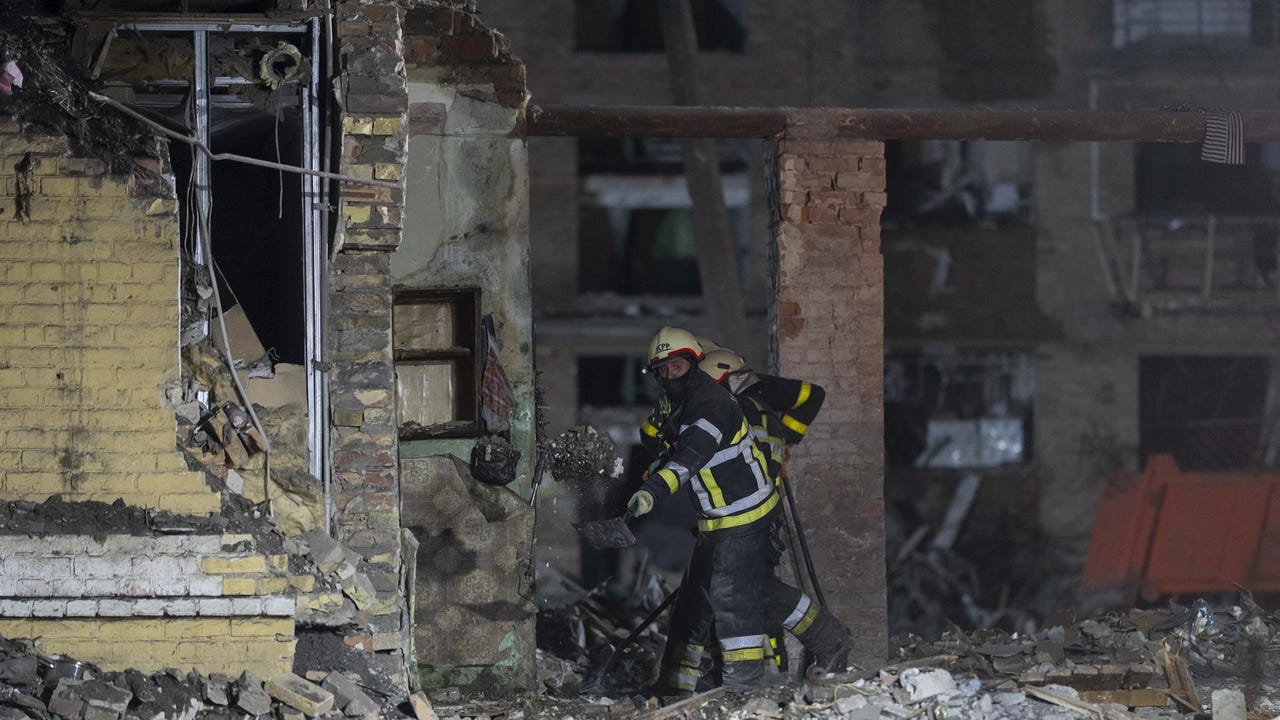 Un ataque ruso récord deja en llamas la sede del gobierno en Kiev