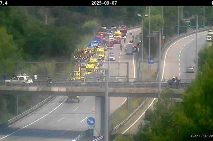 Un autocar con unos 70 turistas vuelca en la autopista C-32 en Santa Susanna (Barcelona)