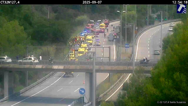 Un autocar con unos 70 turistas vuelca en la autopista C-32 en Santa Susanna (Barcelona)