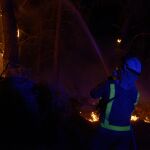 Sucesos.-Fuertes rachas de viento dificultan la extinción del fuego de Carballeda de Valdeorras, que quema 500 hectáreas