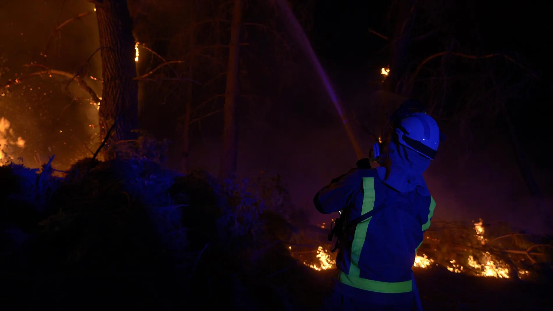 Sucesos.-Fuertes rachas de viento dificultan la extinción del fuego de Carballeda de Valdeorras, que quema 500 hectáreas