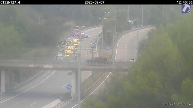 Un autocar con unos 60 pasajeros vuelca en la C-32 en Santa Susanna (Barcelona)
