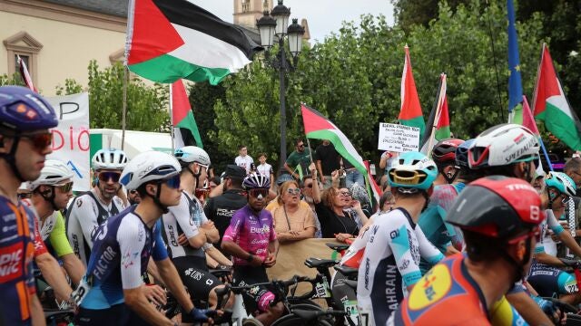 Una nueva protesta en Ribadeo (Lugo) contra la participación de Israel en la Vuelta Ciclista a España 