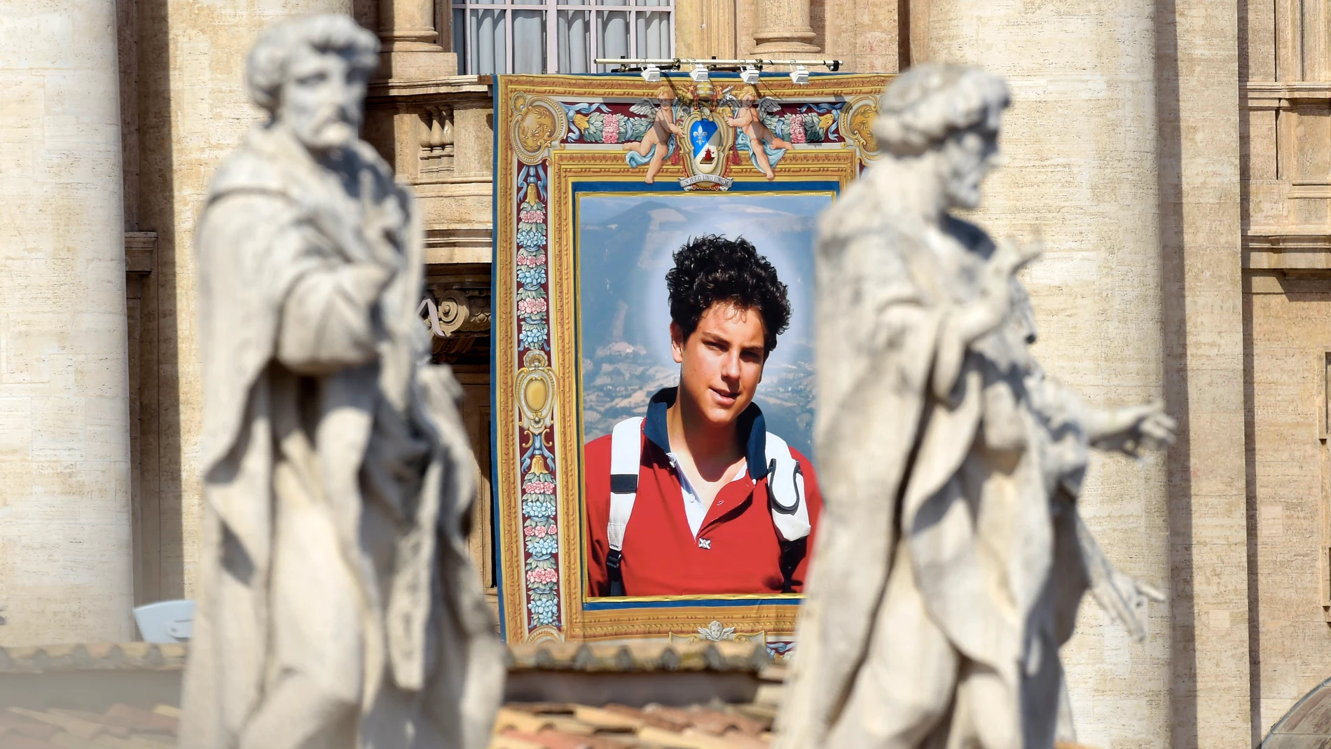 Imagen de Carlo Acutis durante su canonización, en la Plaza de San Pedro del Vaticano, a 7 de septiembre de 2025, en Roma (Italia). El Papa León XIV canoniza a Carlos Acutis, el conocido como ‘influencer’ de Dios y que se convierte en el primer santo ‘millenial’, y a Pier Giorgio Frassati, que falleció a los 24 años tras una juventud entregada a los más pobres. Acutis iba a ser canonizado el pasado 27 de abril, con motivo del Jubileo de los Adolescentes, pero la ceremonia se suspendió debido ...