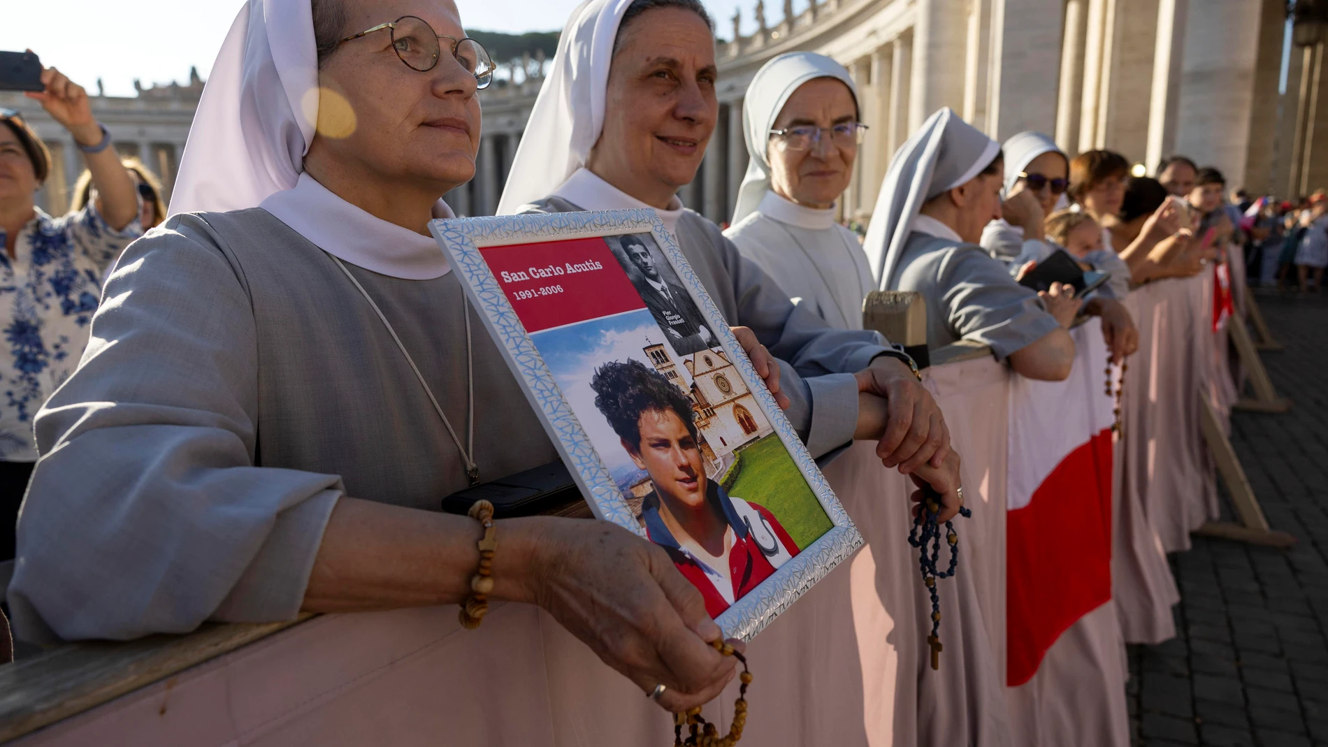 VATICAN (Vatican City State (Holy See)), 07/09/2025.- Pilgrims gather in St. Peter's Square for the canonization of Carlo Acutis and Piergiorgio Frassati, at the Vatican, 07 September 2025. Carlo Acutis, an Italian teenager who died in 2006, will be canonized by Pope Leo XIV in a ceremony at the Vatican, becoming the first millennial saint. (Papa) EFE/EPA/MASSIMO PERCOSSI